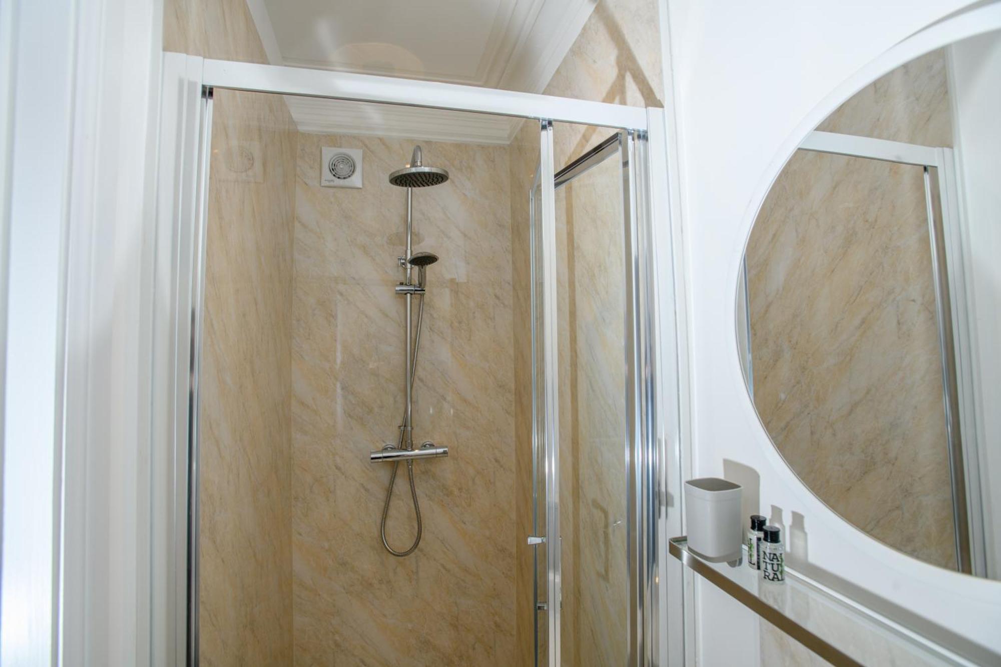 Tavmar Accommodation Линкълн Екстериор снимка